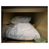 Lot of Assorted Linens, Towels, and Bedding SZ Full/Queen