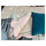 Assorted Bed Linens and Pillows Lot SZ Full/Queen