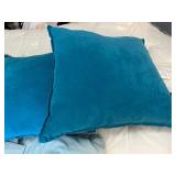 Assorted Bed Linens and Pillows Lot SZ Full/Queen