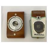 Vintage Studebaker Transistor AM/FM Radio and Burl Oak Metric Barometer in Norwegian.