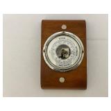 Vintage Studebaker Transistor AM/FM Radio and Burl Oak Metric Barometer in Norwegian.