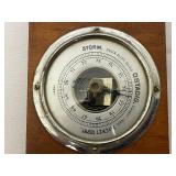 Vintage Studebaker Transistor AM/FM Radio and Burl Oak Metric Barometer in Norwegian.