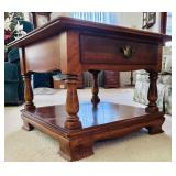 Gorgeous Ethan Allen Heirloom Nutmeg Maple Colonial Early American Square Accent End Table