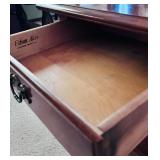 Gorgeous Ethan Allen Heirloom Nutmeg Maple Colonial Early American Square Accent End Table