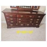 Georgian Pennsylvania House Bedroom Cherry Eight Drawer Tri-Mirror Dresser