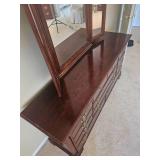 Georgian Pennsylvania House Bedroom Cherry Eight Drawer Tri-Mirror Dresser