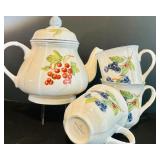 Lovely Vintage Teapot and  Tea Cups by Villeroy & Boch 1978 Cottage Made in Germany