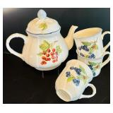 Lovely Vintage Teapot and  Tea Cups by Villeroy & Boch 1978 Cottage Made in Germany