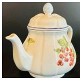 Lovely Vintage Teapot and  Tea Cups by Villeroy & Boch 1978 Cottage Made in Germany