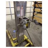 Sumner 715 Manual Lift 750 LB Capacity 15 foot reach