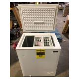 Magic Chef 5.0 cu. ft. Chest Freezer in White   Customer Returns See Pictures