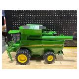 John Deere S670 Combine
