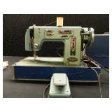 VINTAGE DE LUXE SEWING MACHINE