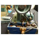 VINTAGE DE LUXE SEWING MACHINE