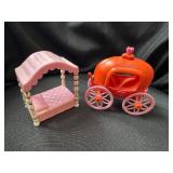 LOT OF 2 STORYKINS ITEMS - BED AND PUMPKIN CARRIAGE
