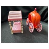LOT OF 2 STORYKINS ITEMS - BED AND PUMPKIN CARRIAGE