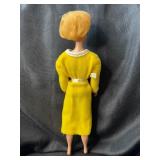 VINTAGE BLONDE BUBBBLE CUT BARBIE WITH OUTFIT