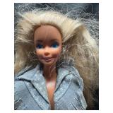 1988 FEELING FUN BARBIE WITH OUTFIT AND BENDABLE LEGS