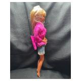 1993 CAMP FUN BARBIE WITH OUTFIT AND BENDABLE LEGS