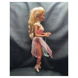 1990 ICE CAPADES BARBIE WITH OUTFIT AND BENDABLE LEGS