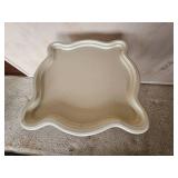 Chic White Turtle Top Pie Crusted Table