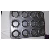 Breville Bamboo Cutting Board with Tart Pan and Kitchen Towels