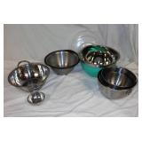 Set of 7 Stainless Steel and Mixing Bowls with Plastic Lids