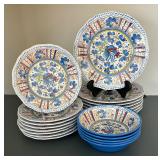 La Cadeaux Resin Dinnerware