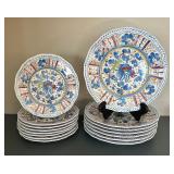 La Cadeaux Resin Dinnerware