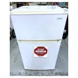 Sanyo SR-290 2.9 cu. ft. Compact Refrigerator In Good Working Condition! Could use minor cleaning!