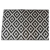 Indoor / Outdoor Black and White Rug 100% Polypropylene Wipe with Soft Cloth for Cleaning