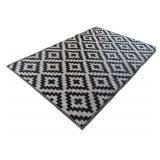 Indoor / Outdoor Black and White Rug 100% Polypropylene Wipe with Soft Cloth for Cleaning