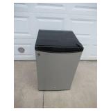 General Electric GE Mini Refrigerator SMRO4GAZACS