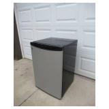 General Electric GE Mini Refrigerator SMRO4GAZACS