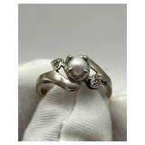 Vintage 14K White Gold and Pearl Ring (1.95 grams total weight)