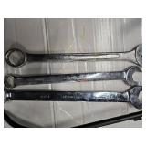 Lot of 3 wrenches and a kind of hand tool ( USED)