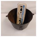 GRISWOLD #8 Cast Iron 3 legged Kettle