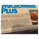 Six Piece Pyrex Microwave Dishes w/Lids