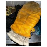 Leather Gloves & Camo Hat Bundle