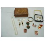 Vintage Music/Jewelry Box & Jewelry