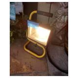 2 Halogen lights with bulbs