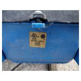 2 Halogen lights with bulbs