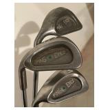 University of Minnesota Golf Bag with Golf Clubs