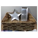 *2* Large Wicker Baskets with Blanket and Décor