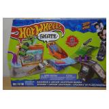 Hot Wheels Skate Aquarium and Arcade Skatepark Bundle
