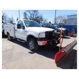 2006 Ford F350  XL 4WD Super Duty Utility Truck with Western Plow
