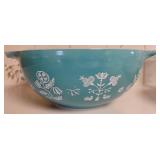 443 2 1/2 quart Needlepoint Cinderella Pyrex