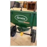 Scotts SpeedyGreen 3000 Broadcast Spreader and Turf Builder Handheld Spreader