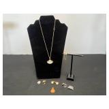 Collection of Avon Vintage Clip-on Earrings and Rings SZ 6 (approx)