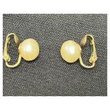 Collection of Avon Vintage Clip-on Earrings and Rings SZ 6 (approx)